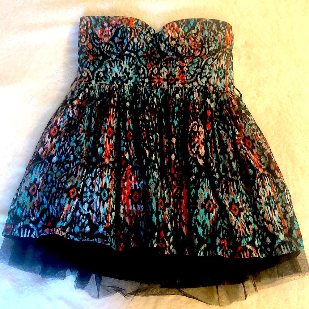 Puffy short ladies dress, size large, colorful.
